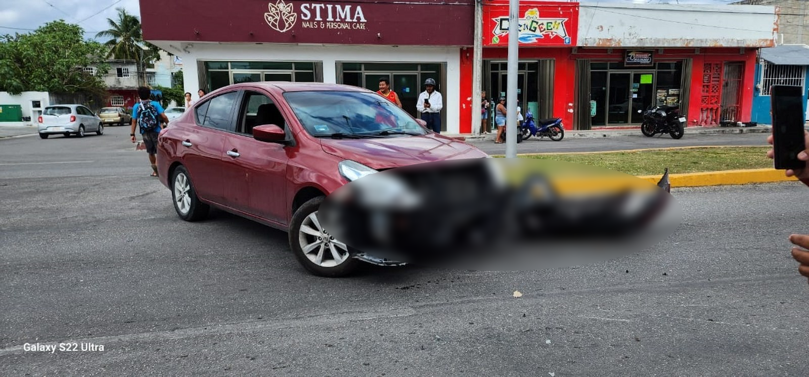 Un parte de su piel quedó enganchada en la defensa del vehículo