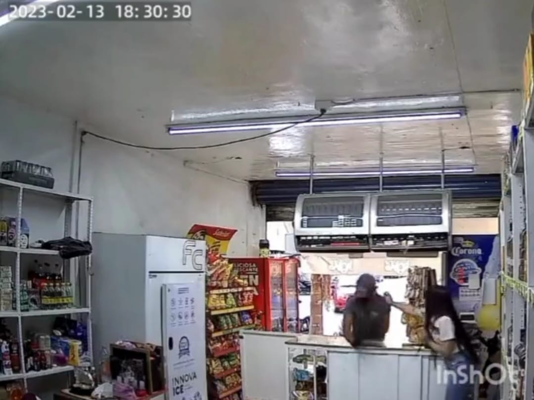 Jovencita frustra intento de asalto rociando gas pimienta al delincuente Jovencita frustra intento de asalto rociando gas pimienta al delincuente