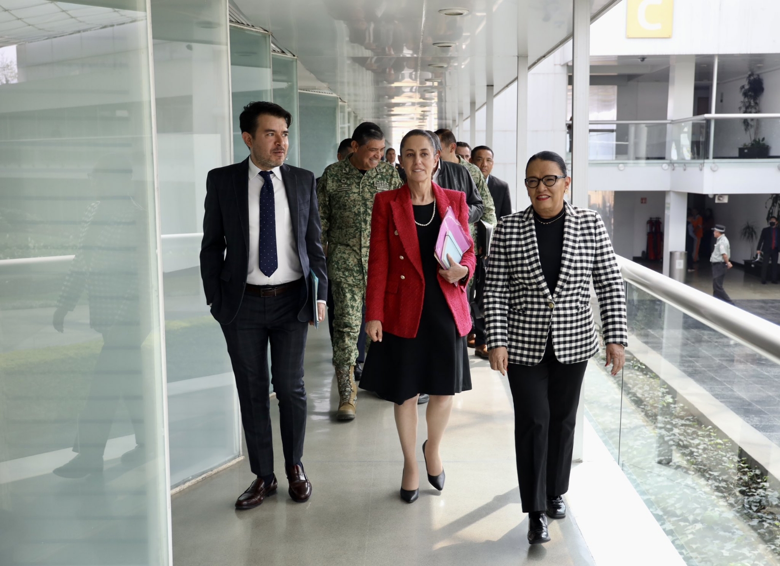 Rosa Icela Rodríguez lució sus pejearetes en una reunión de seguridad con Claudia Sheinbaum Rosa Icela Rodríguez lució sus pejearetes en una reunión de seguridad con Claudia Sheinbaum