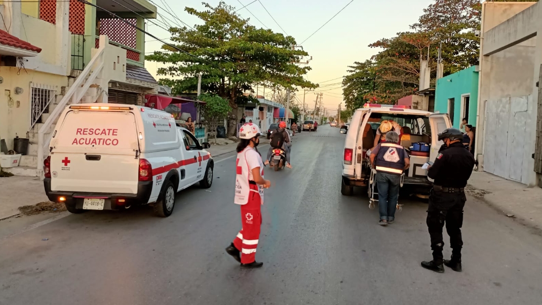 Al lugar llegaron paramédicos para atender al motociclista y trasladarlo al médico Al lugar llegaron paramédicos para atender al motociclista y trasladarlo al médico