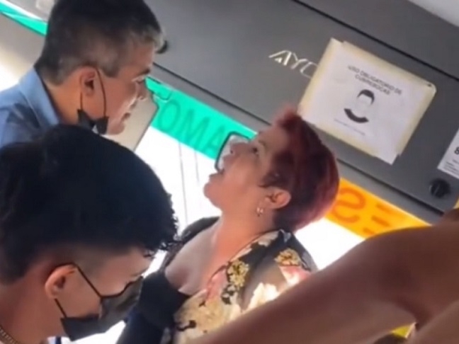 Pasajera discute con un chofer de autobús y golpea a una bebé con una piedra Pasajera discute con un chofer de autobús y golpea a una bebé con una piedra