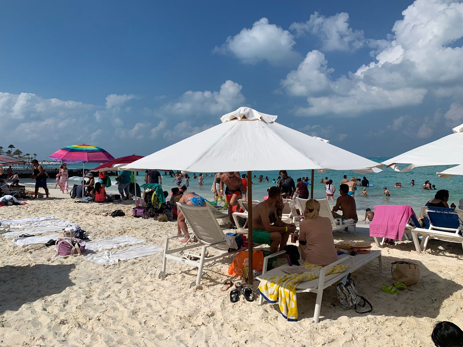 Los locales y turistas escogen Playa Caracol por sus aguas limpias y tranquilas