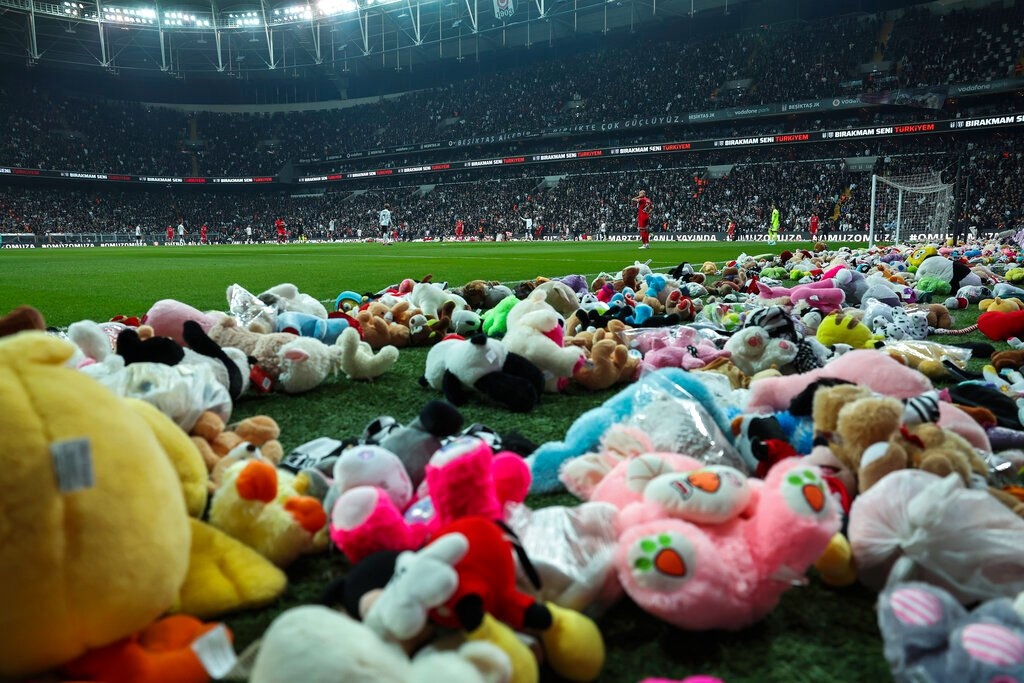 Miles de muñecos inundaron la cancha del Vodafone Park en Estambul