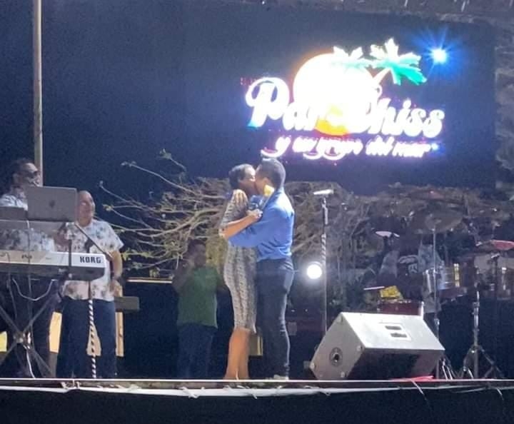 El novio pidió permiso para subir a la tarima del Carnaval de Flamboyanes y desde ahí hacer la propuesta de matrimonio