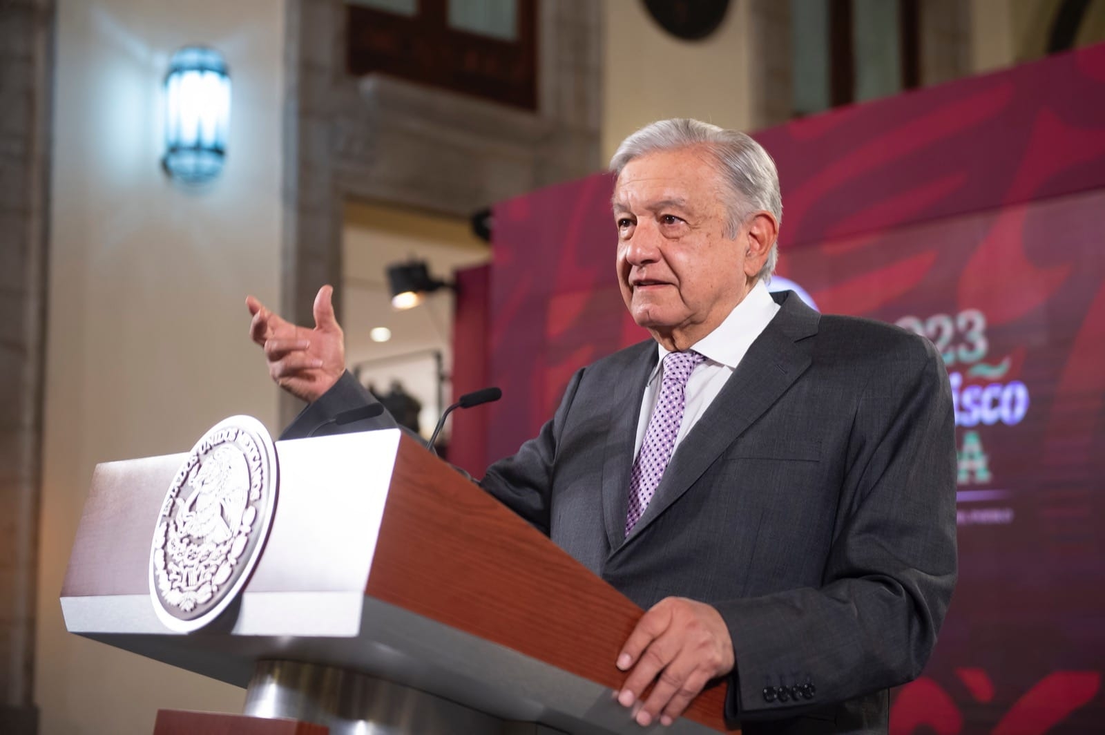 Exhibe AMLO a los asistentes y convocantes a la marcha en defensa del INE Exhibe AMLO a los asistentes y convocantes a la marcha en defensa del INE