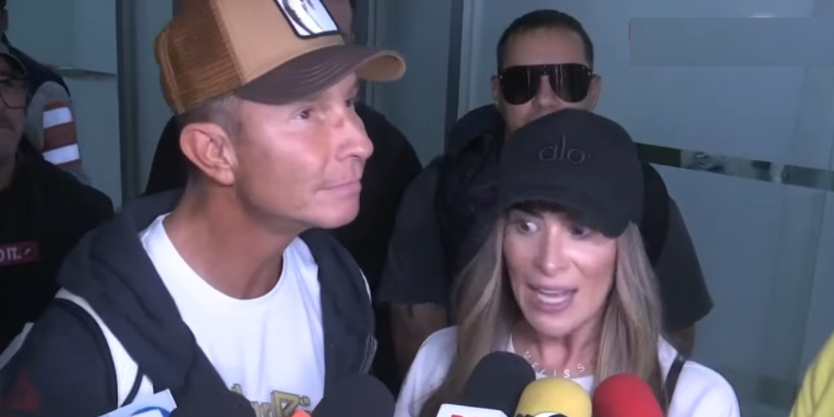 Erik Rubín, Melissa y Apio a su llegada al aeropuerto de la CDMX. Foto: Especial