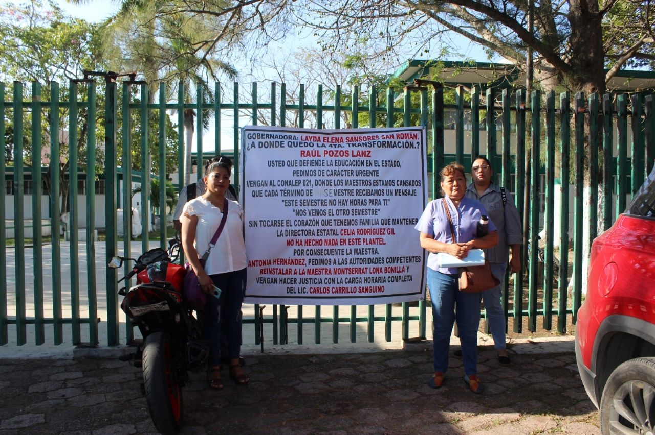 Los maestros se manifestaron afuera del plantel de Ciudad del Carmen