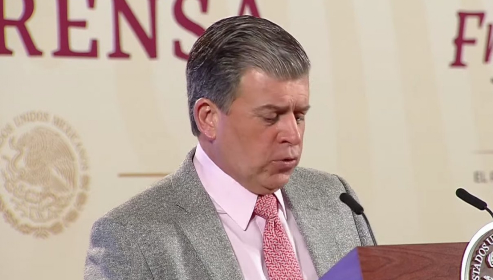 Ricardo Sheffield Padilla durante el reporte Quién es Quién