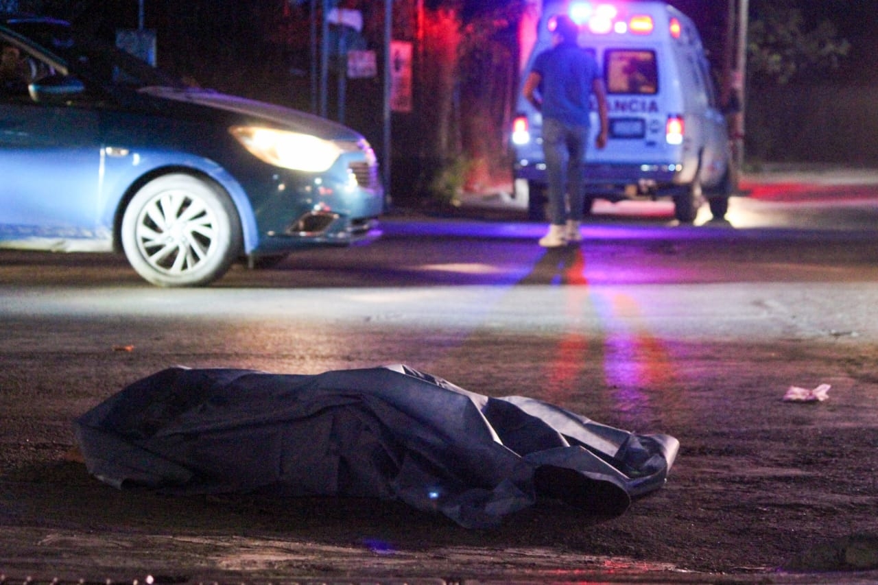 El cuerpo de la menor quedó tirado sobre la carretera