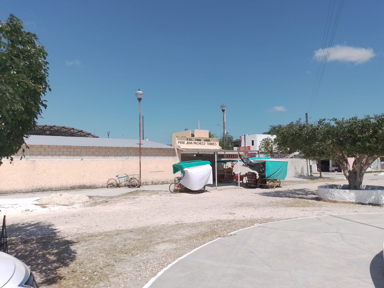 Los hombres se robaron dinero en efectivo, los cables y luz y causaron destrozos en la escuela Los hombres se robaron dinero en efectivo, los cables y luz y causaron destrozos en la escuela