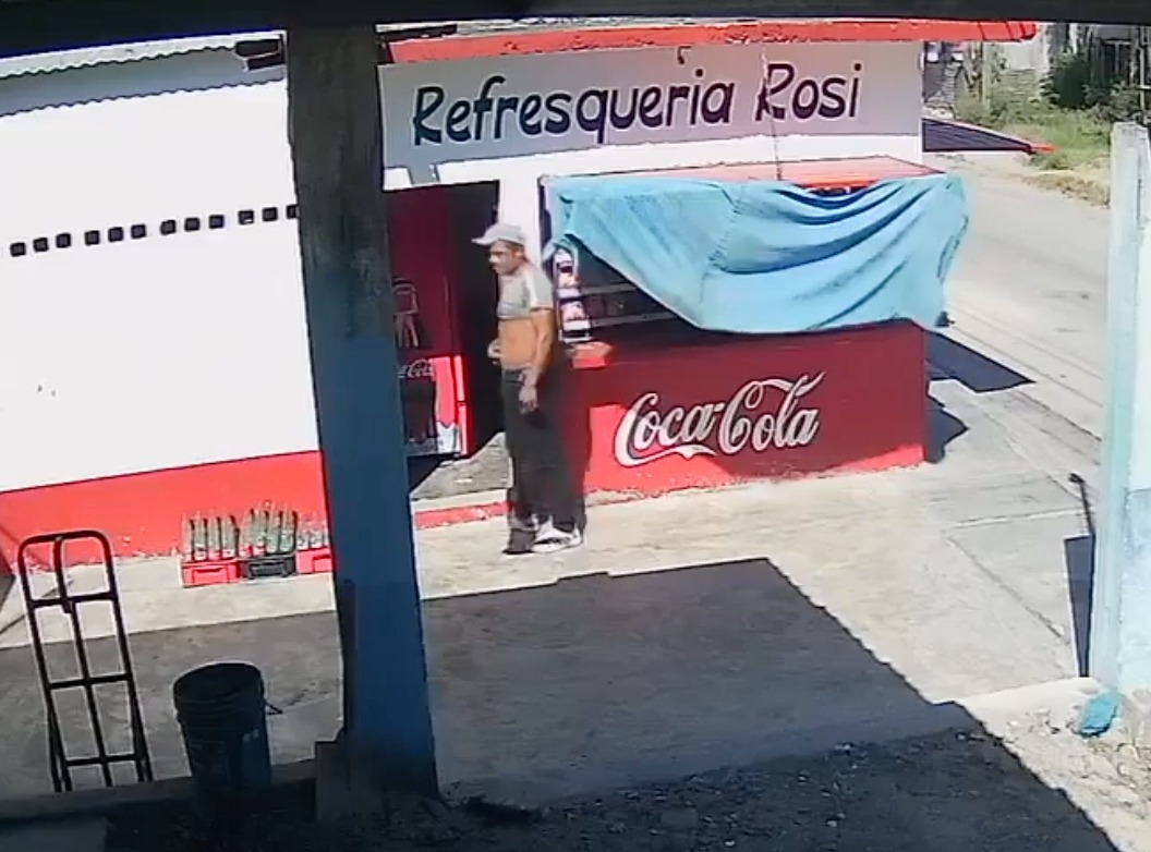 Los hechos sucedieron en la refresquería "Rosi", en donde se captó con una cámara de seguridad al ladrón entrando y saliendo Los hechos sucedieron en la refresquería "Rosi", en donde se captó con una cámara de seguridad al ladrón entrando y saliendo