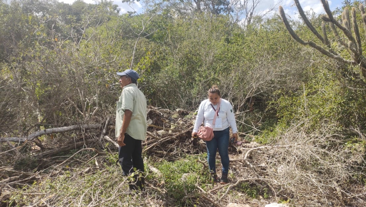 La inspectora Nidelvia Anguas acudió en nombre de la oficina central para revisar los terrenos y colocar el sello de clausurado.

