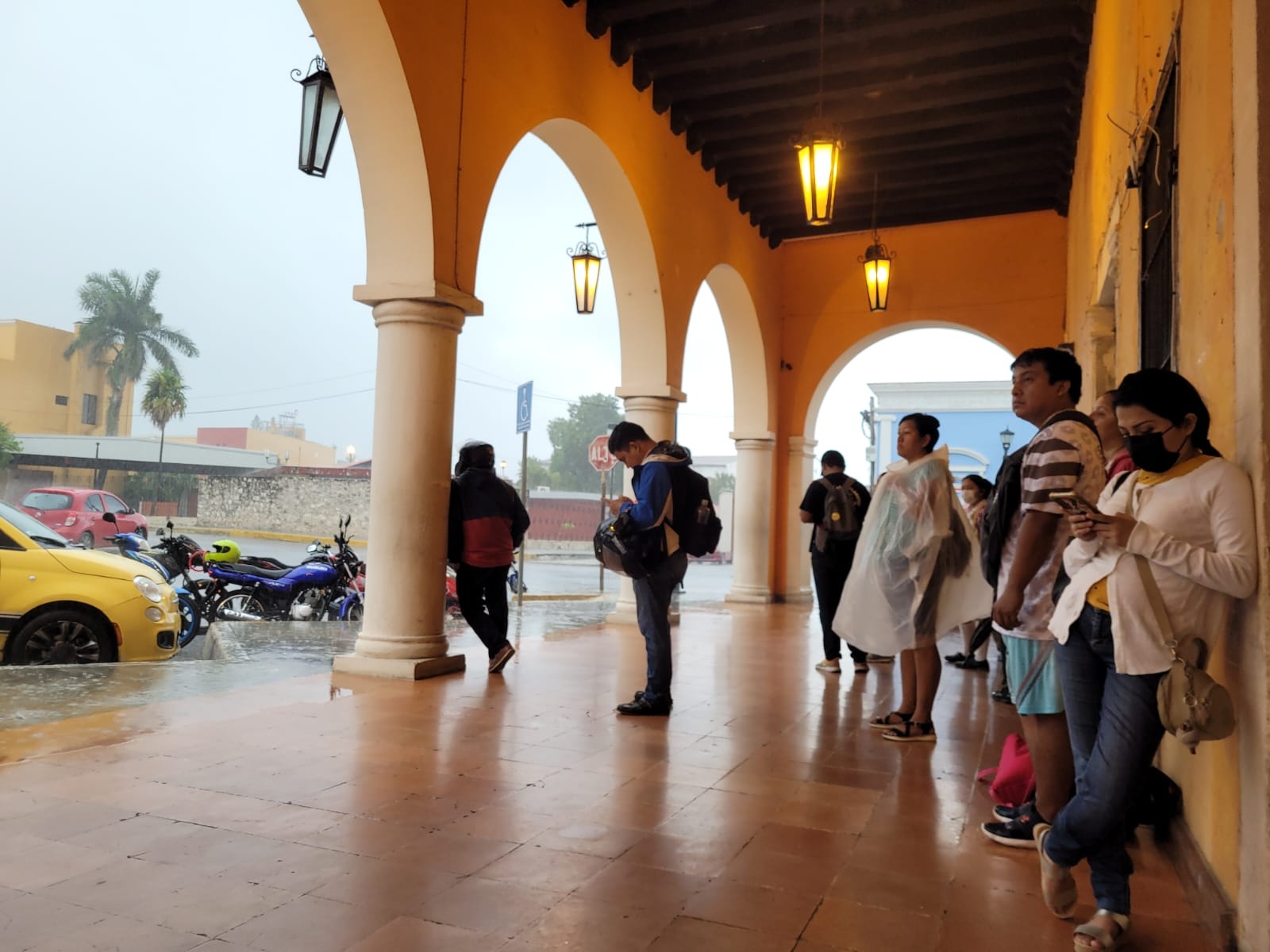 Los afectados se refugiaron esperando que la lluvia pasara pronto Los afectados se refugiaron esperando que la lluvia pasara pronto