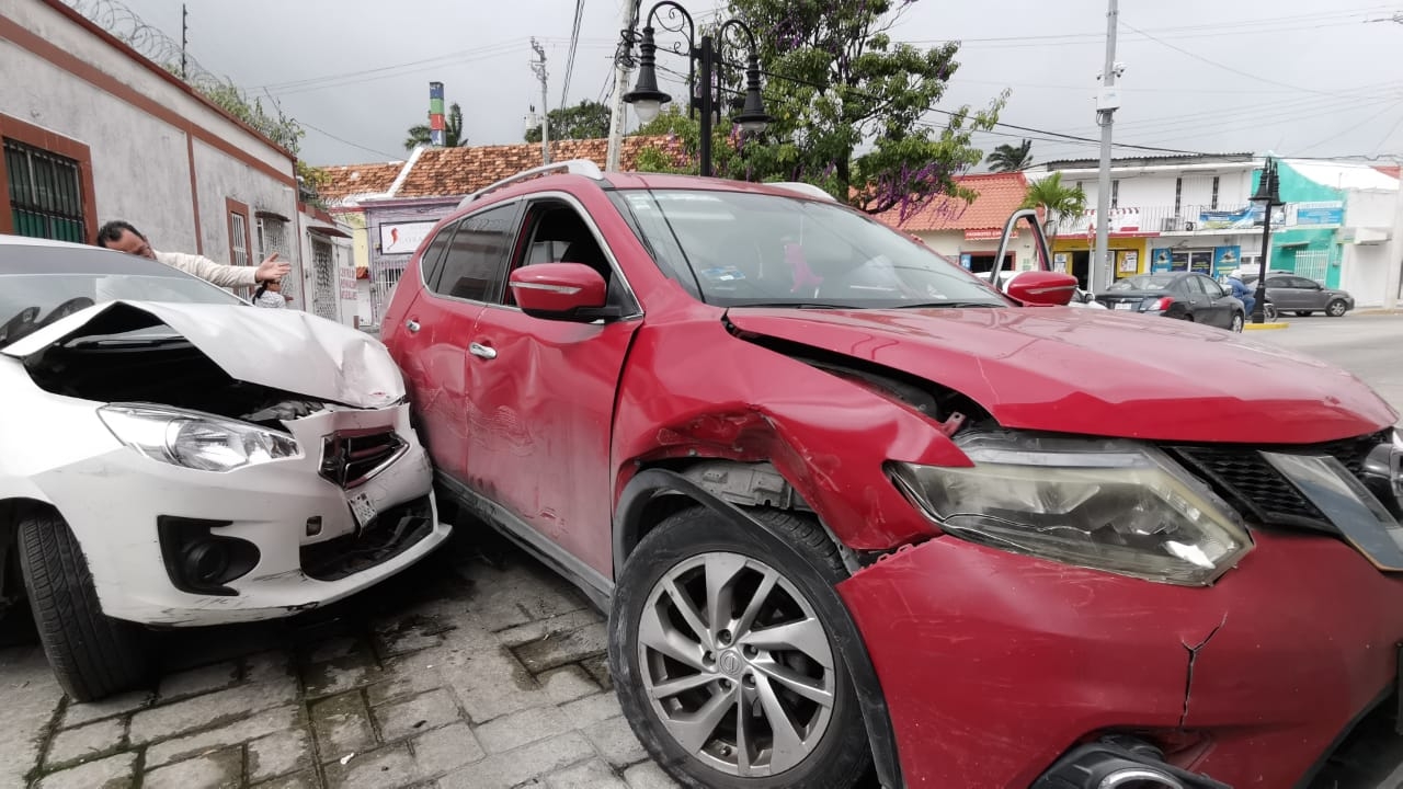 La conductora de la camioneta provocó un choque al no respetar la señal de alto en Ciudad del Carmen La conductora de la camioneta provocó un choque al no respetar la señal de alto en Ciudad del Carmen