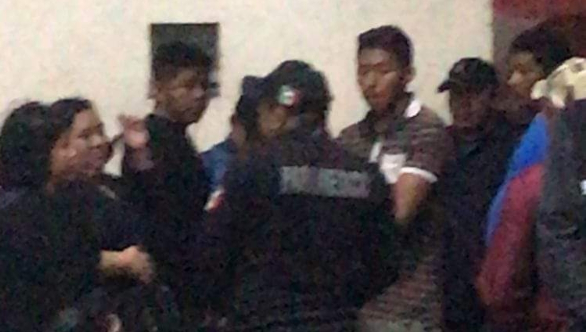 Los policías tuvieron que intervenir en la discusión para detener a la multitud enardecida Los policías tuvieron que intervenir en la discusión para detener a la multitud enardecida