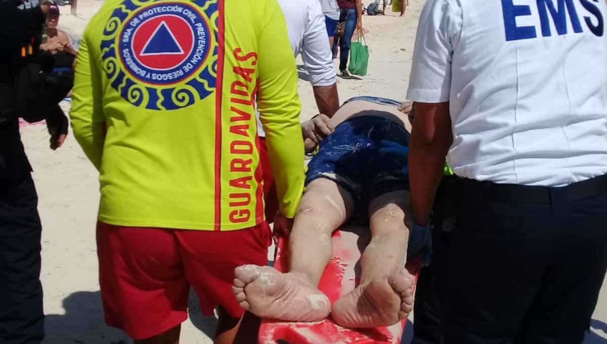Rescatan de ahogarse a hombre en Playa del Carmen