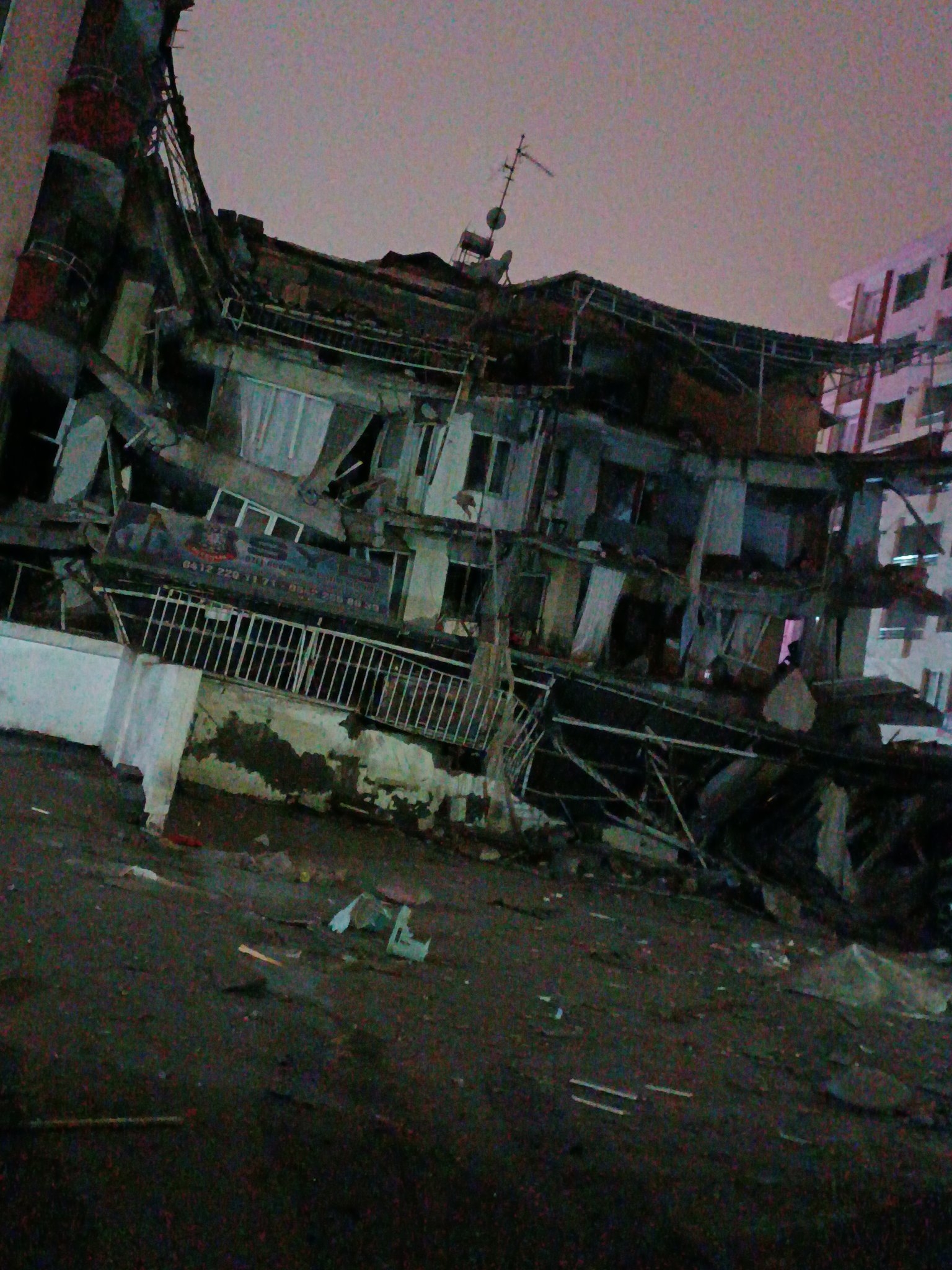Turquía ha sido azotada por un sismo magnitud 7.8, uno de los más fuertes en su historia
Turquía ha sido azotada por un sismo magnitud 7.8, uno de los más fuertes en su historia