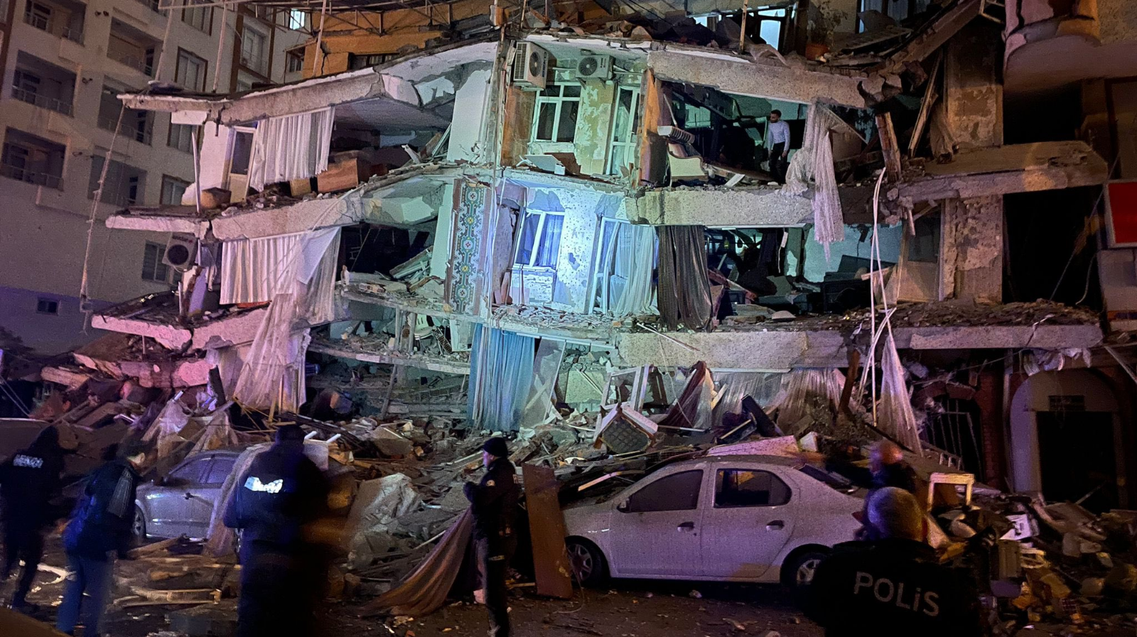 Decenas de edificios y casas se derrumbaron este domingo en Turquía Decenas de edificios y casas se derrumbaron este domingo en Turquía