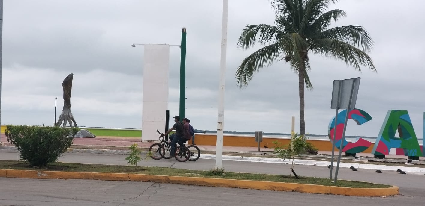 un clima nublado, los habitantes y visitantes disfrutan del puente un clima nublado, los habitantes y visitantes disfrutan del puente