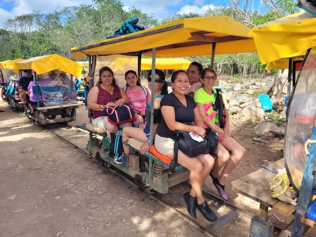 Turistas llegaron en 'truck' tirados por caballos para visitar los cenotes de Cuzamá