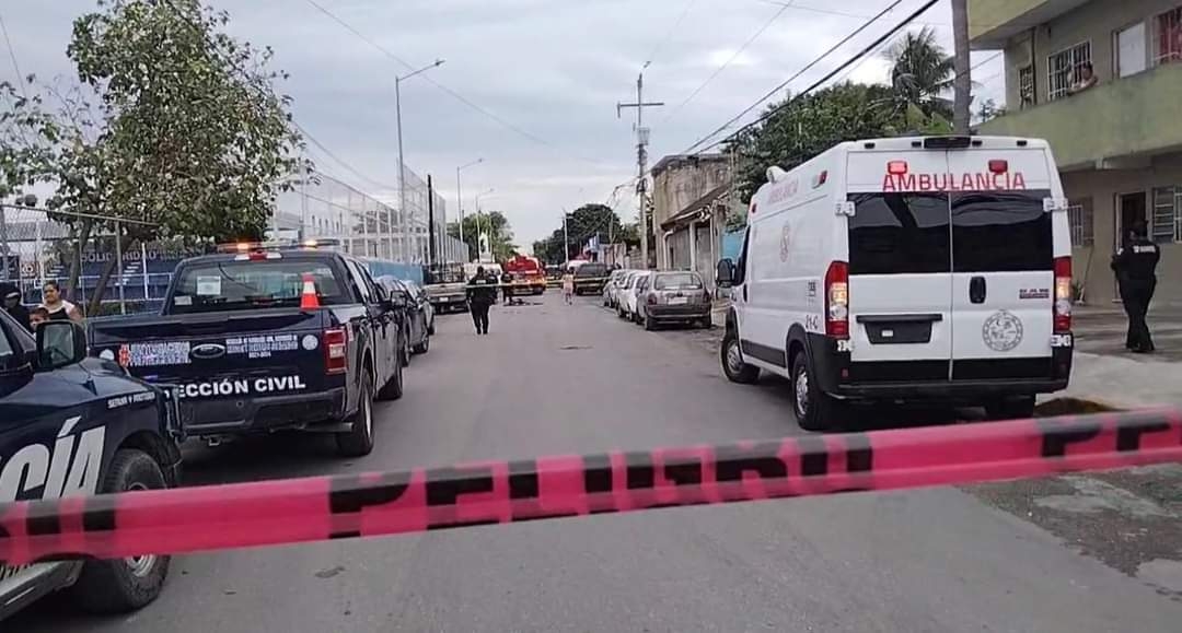 Uno de los vehículos de los bomberos sufrió un percance vehicular