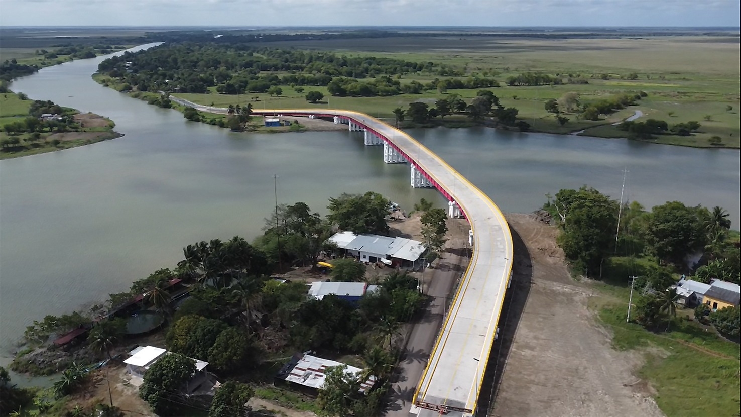El puente de Quintín Arauz tiene una longitud de 852 metros y está ubicado en Centla, Tabasco El puente de Quintín Arauz tiene una longitud de 852 metros y está ubicado en Centla, Tabasco