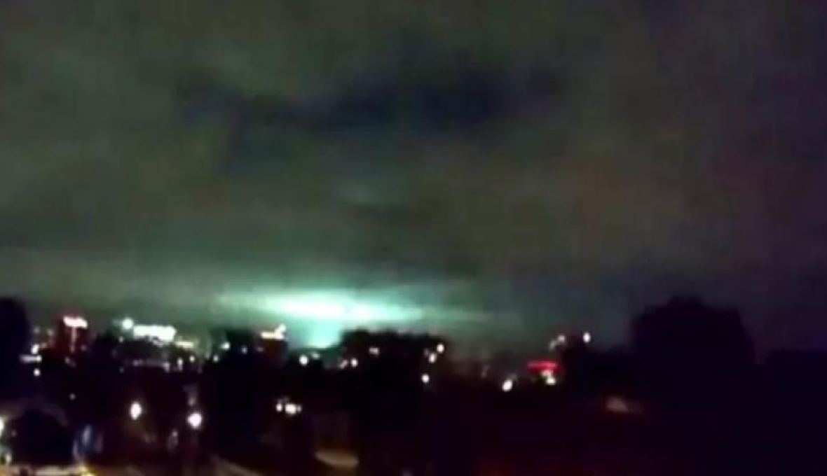 El cielo de Turquía se iluminó durante la noche del terremoto que devastó al país El cielo de Turquía se iluminó durante la noche del terremoto que devastó al país