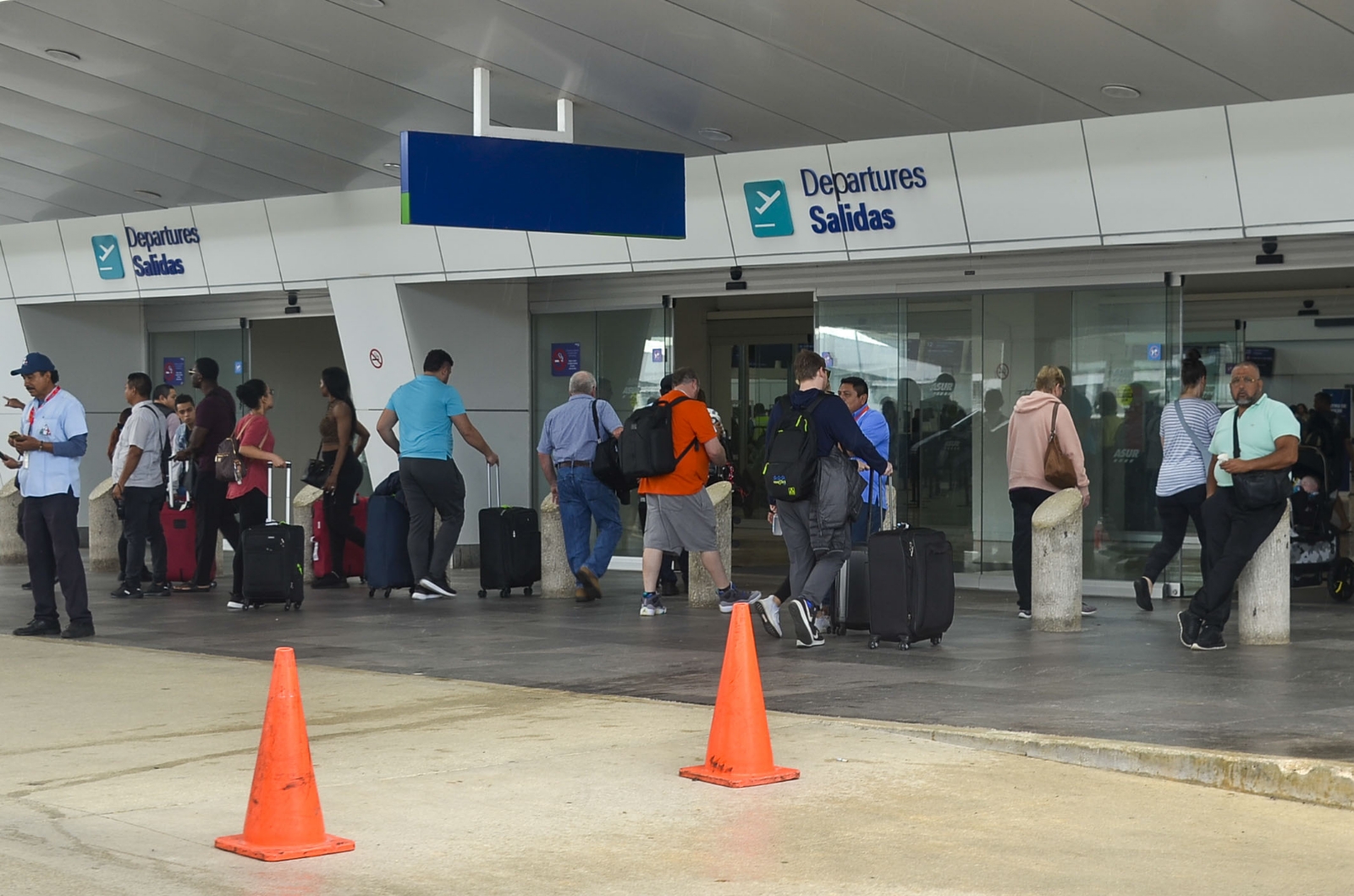 Jaladores del aeropuerto de Cancún: Asur reconoce que son transportistas piratas