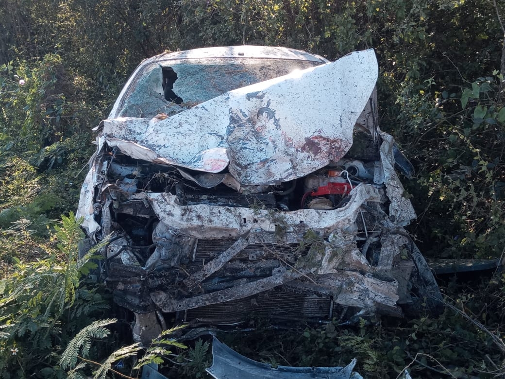 El auto quedó destruido tras la volcadura El auto quedó destruido tras la volcadura