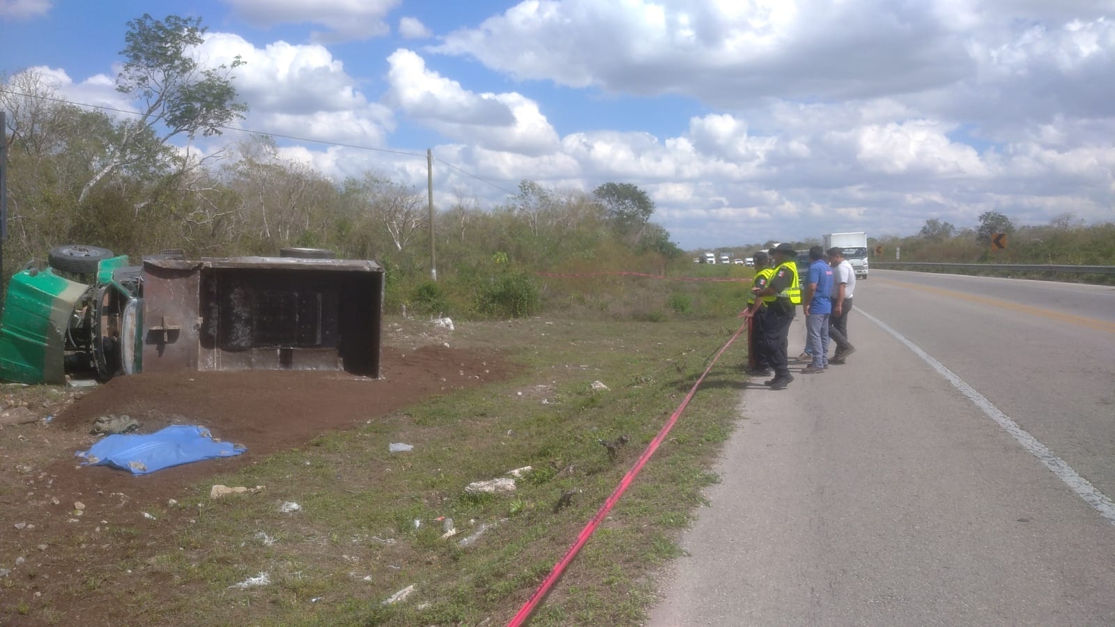 Un hombre murió luego de ser aplastado por un volquete que se salió de la carretera de Mérida a Tetiz Un hombre murió luego de ser aplastado por un volquete que se salió de la carretera de Mérida a Tetiz