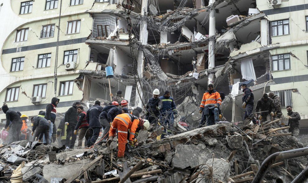 Turquía permanece bajo escombros debido a los edificios que cayeron durante el terremoto
