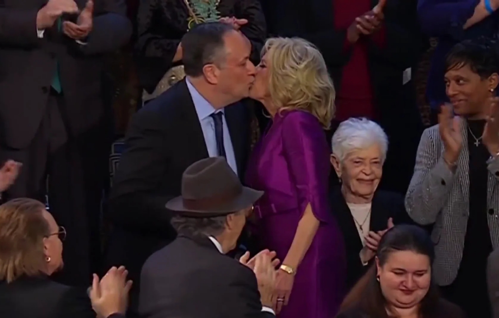 Beso entre Jill Biden y Doug Emhoff