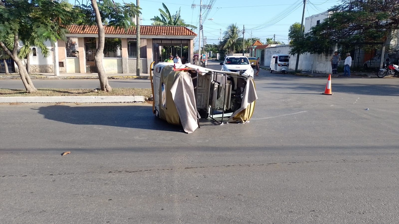 La mujer fue trasladada a un hospital debido a que presentaba heridas La mujer fue trasladada a un hospital debido a que presentaba heridas