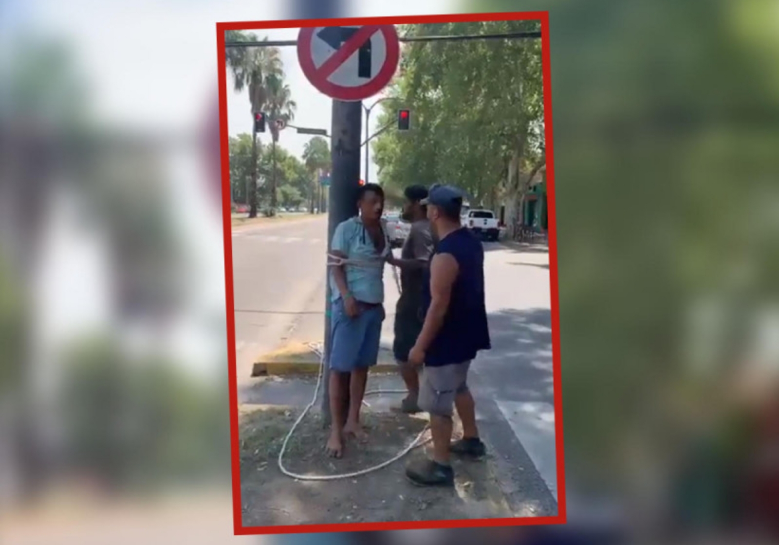 Albañiles atan a ladrón a poste en Argentina Albañiles atan a ladrón a poste en Argentina