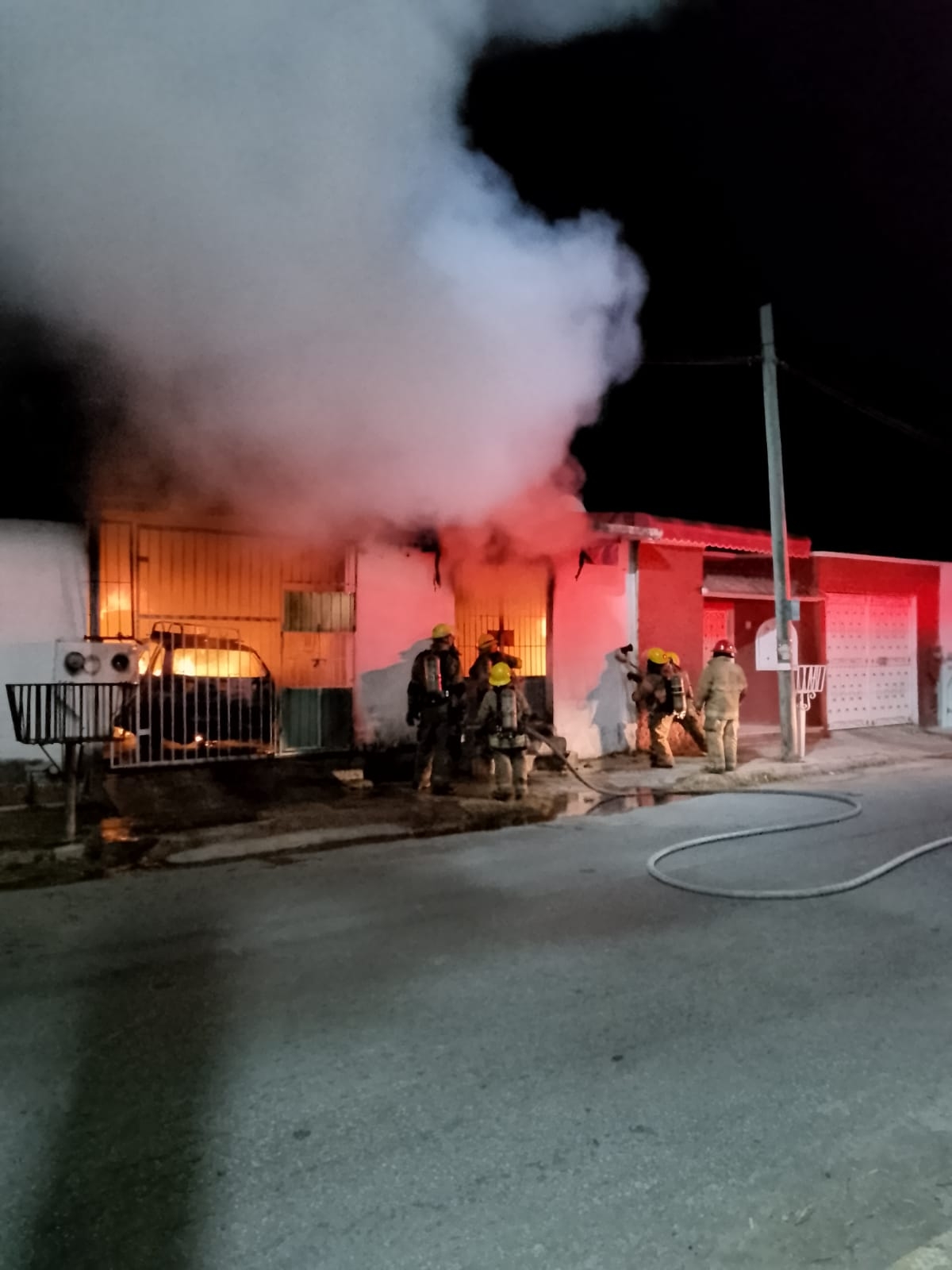 Un coche que tenían estacionado empezó a incendiarse por una aparente falla mecánica y el fuego rápidamente se extendió Un coche que tenían estacionado empezó a incendiarse por una aparente falla mecánica y el fuego rápidamente se extendió