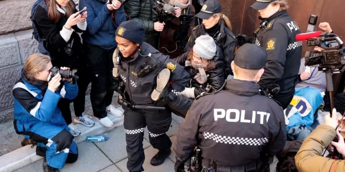 Greta fue llevada por dos mujeres policías a 100 metros del plantón. Foto: Especial