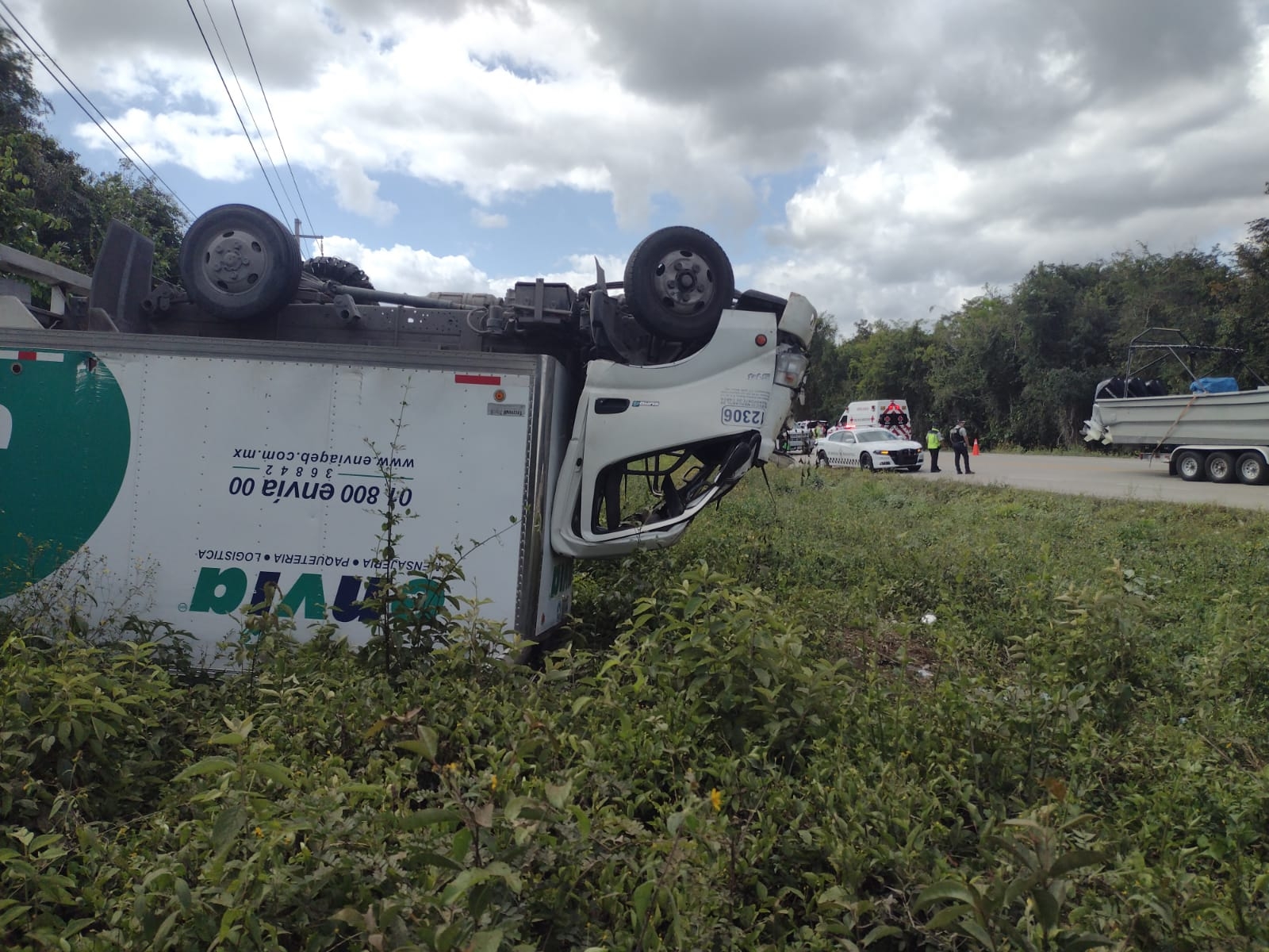 ¡Aparatoso accidente en Felipe Carrillo Puerto! Camión termina volcado entre la maleza