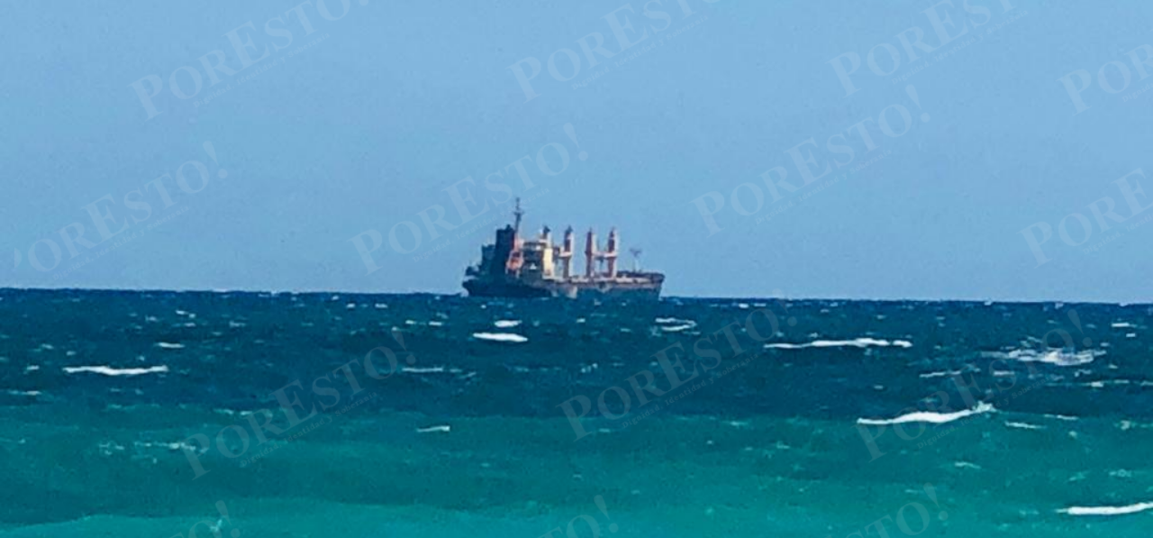 Por las condiciones climáticas, el barco no puede acercarse más a la costa Por las condiciones climáticas, el barco no puede acercarse más a la costa