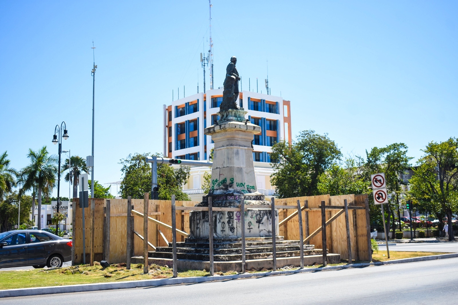 Con maderas comienzan a bloquear los monumentos del Paseo de Montejo de Mérida