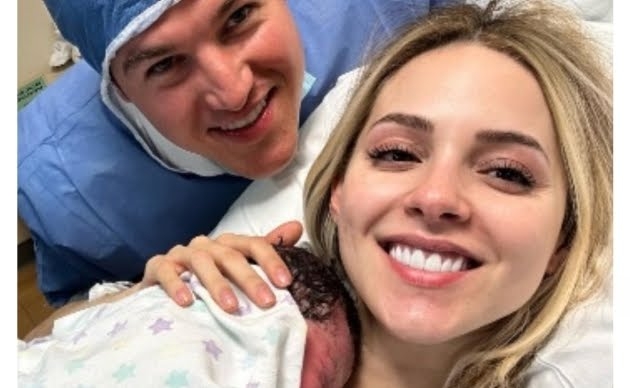 Mariana Rodríguez y Samuel García con su hija Mariel
