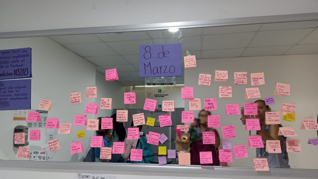 Las mujeres tuvieron que usar el baño para hacer un pequeño tendedero en el espejo Las mujeres tuvieron que usar el baño para hacer un pequeño tendedero en el espejo
