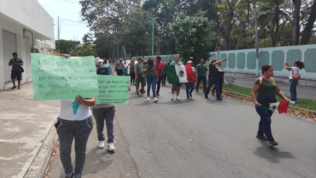Entre sus consignas señalaron que además de dejar a los elementos vulnerables a la delincuencia, se contrapone la ideología de las Fuerzas Armadas