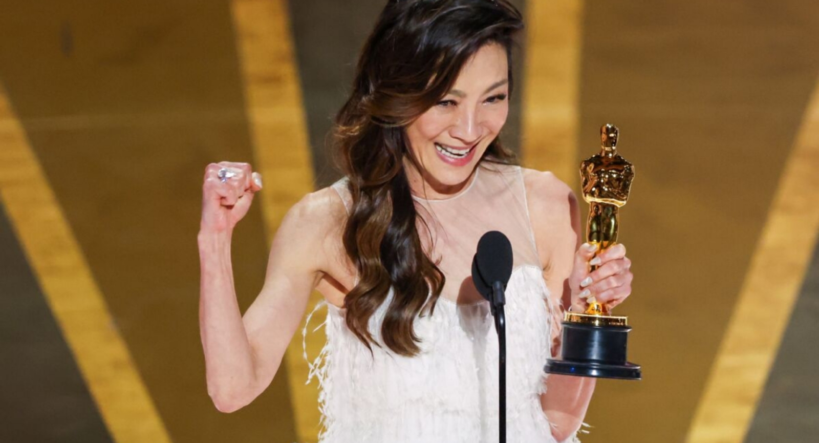 Michelle Yeoh, ha hecho historia al ser la primera mujer asiática en ser "Mejor Actriz" en los Oscar Michelle Yeoh, ha hecho historia al ser la primera mujer asiática en ser "Mejor Actriz" en los Oscar