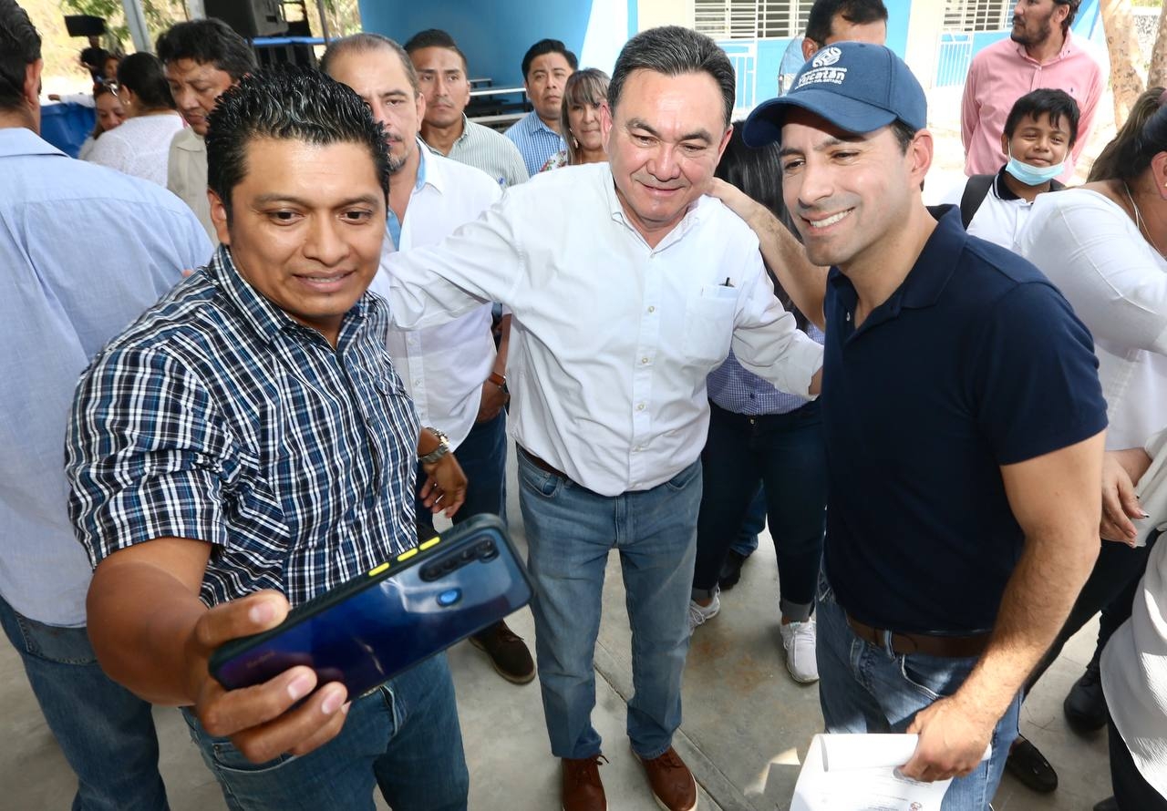 Estamos pensando en el futuro, pero construyendo desde el presente, queremos que en Yucatán se hablen más idiomas, aseguró Vidal Aguilar Estamos pensando en el futuro, pero construyendo desde el presente, queremos que en Yucatán se hablen más idiomas, aseguró Vidal Aguilar