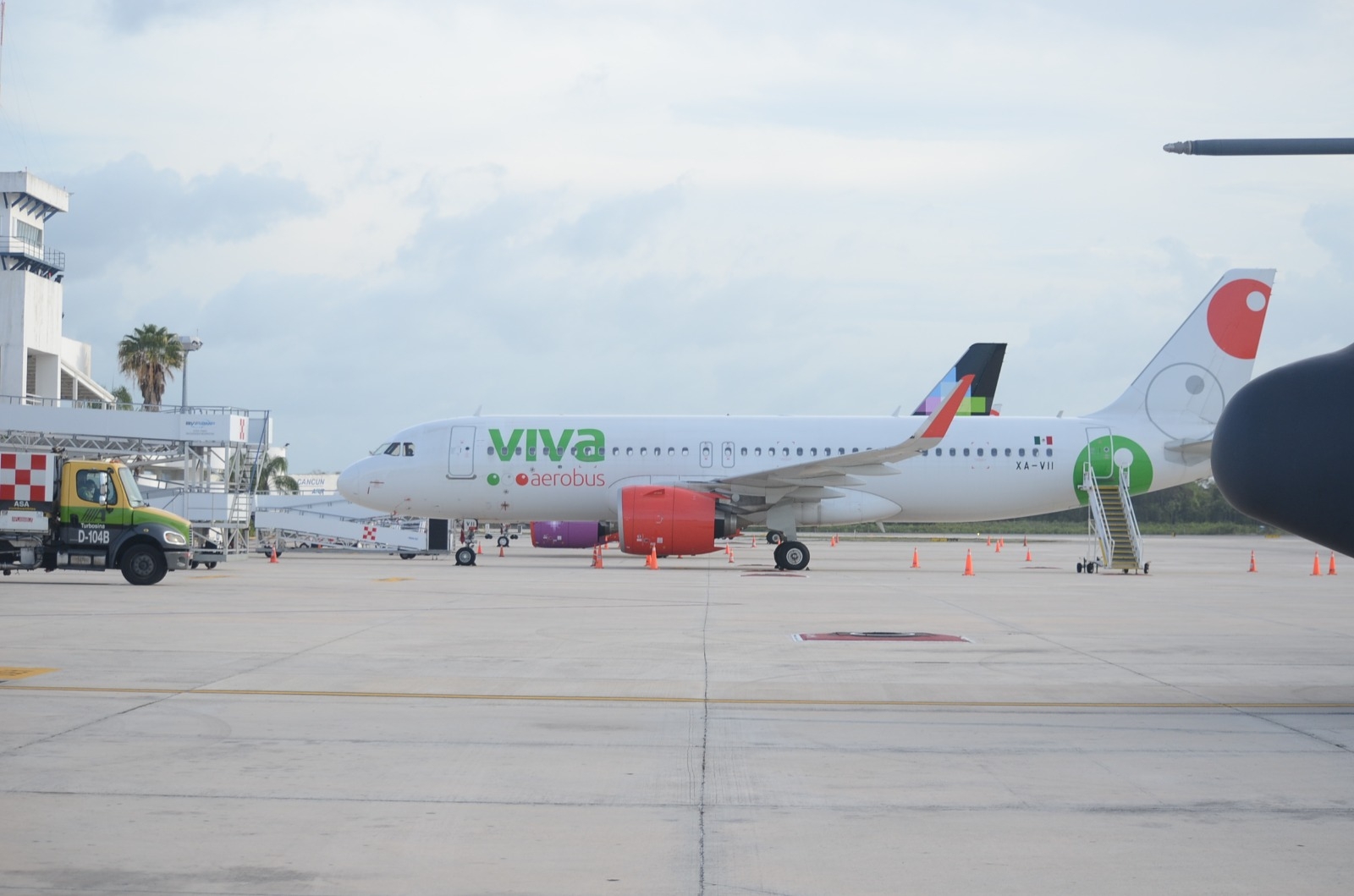 VivaAerobus deja 'varados' a 150 pasajeros del vuelo Guadalajara-Cancún
