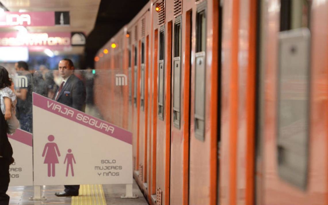Joven fue criticada por su vestimenta en el metro de la CDMX