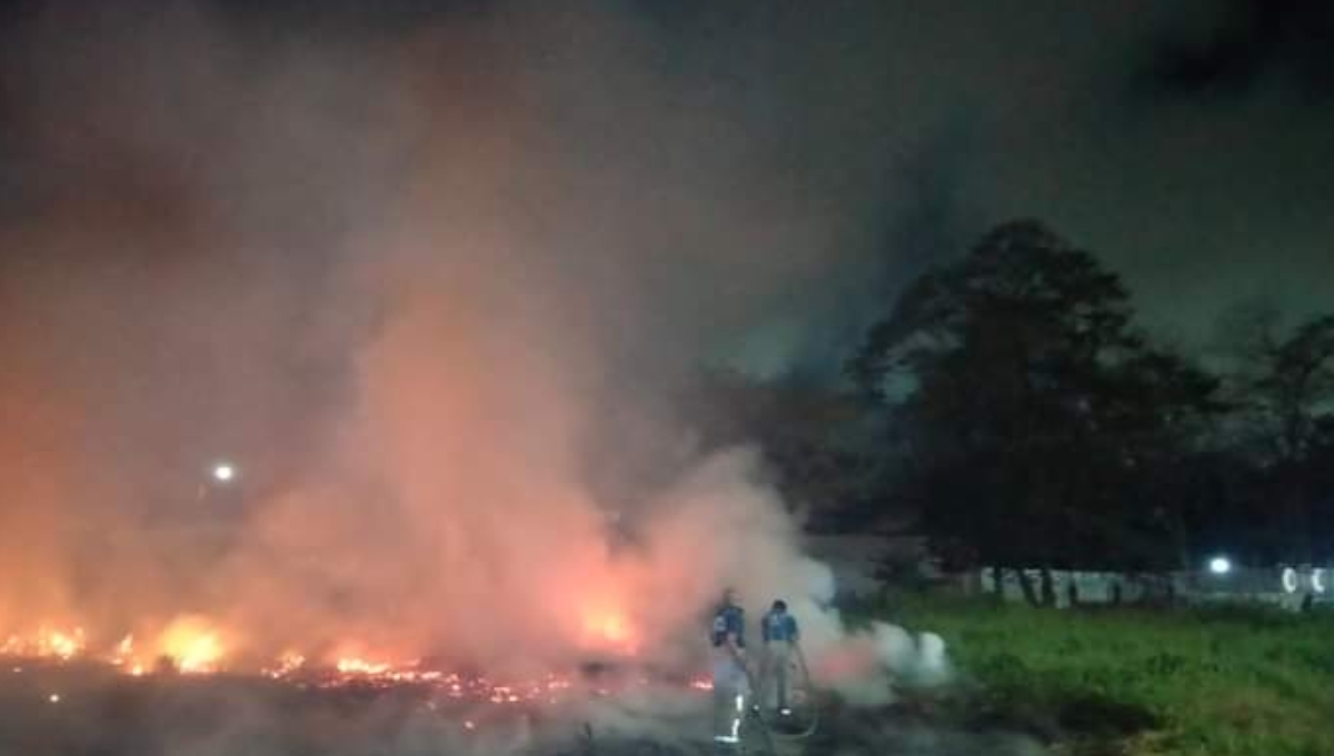 Los bomberos acudieron para acabar con el siniestro