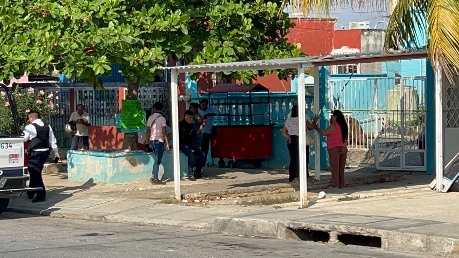 El hombre fue hallado por sus amigos al interior de su habitación