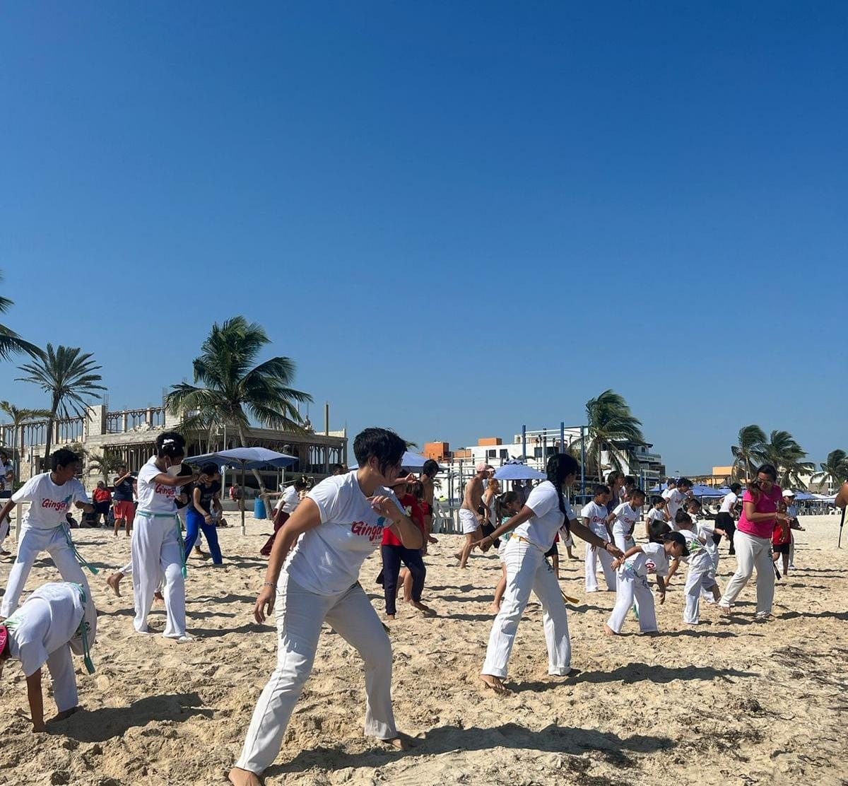 Jóvenes y adultos practicaron Capoeira en la playa de Progreso