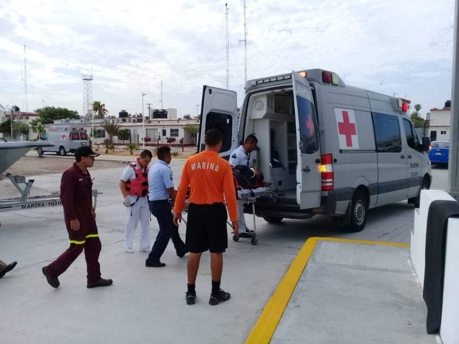 La camioneta perdió el control cuando dos de sus llantas explotaron La camioneta perdió el control cuando dos de sus llantas explotaron